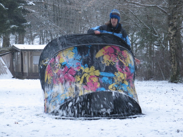 Sidonia Heleen met een one night tent