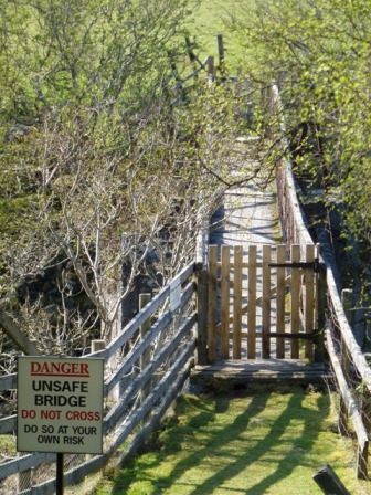 Unsafe bridge / Willem